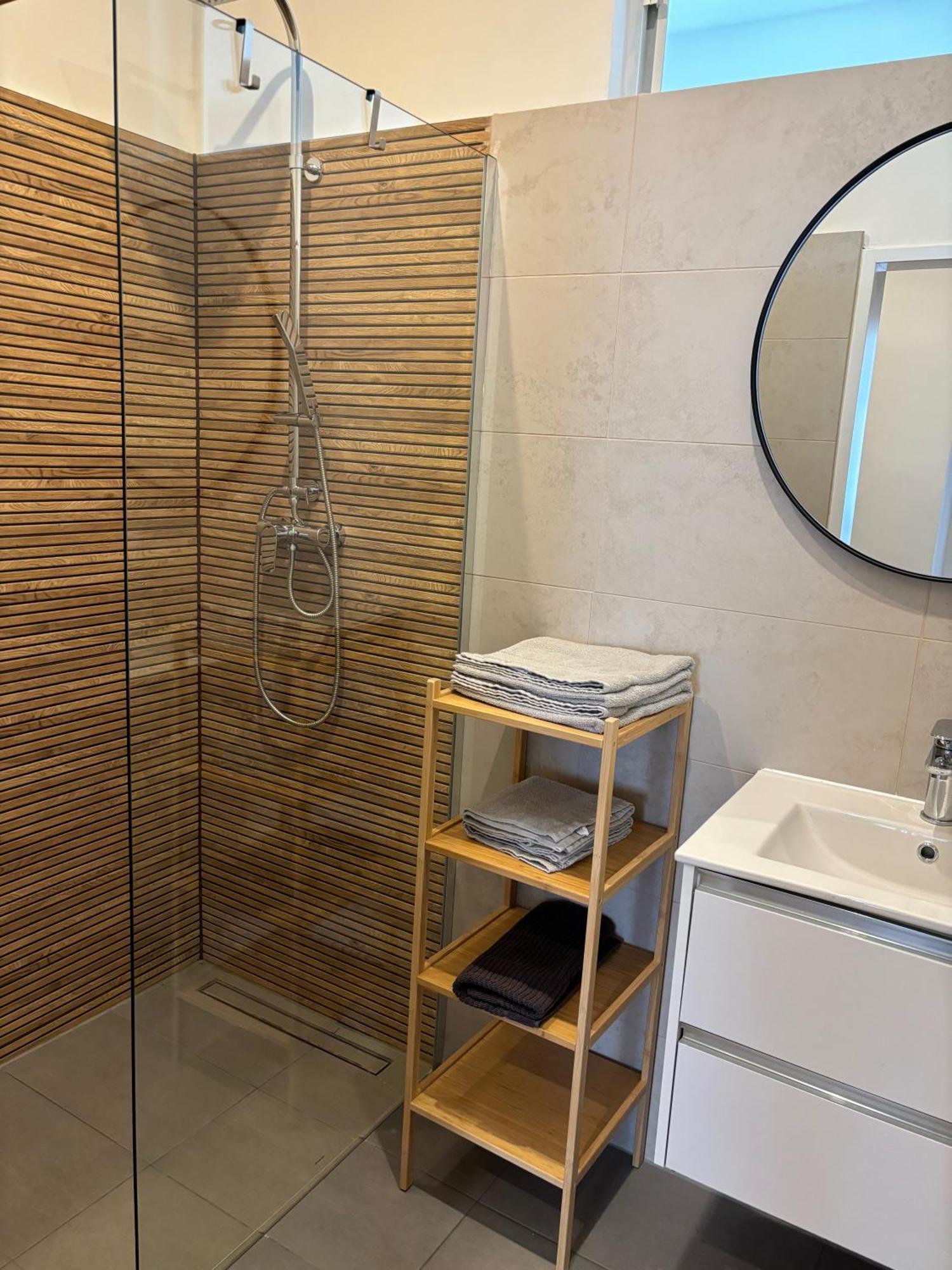 Traumhafte Wohnung Fuer 3, Grosszuegig, Walk In Dusche 비엔나 외부 사진